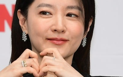 Lee Young-ae donates 51 million won with her twin siblings