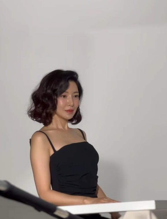 Yoon Se-ah shows off her voluminous body in a tight one-piece dress