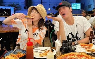 Sandara Park enjoys food with Jung Il-woo