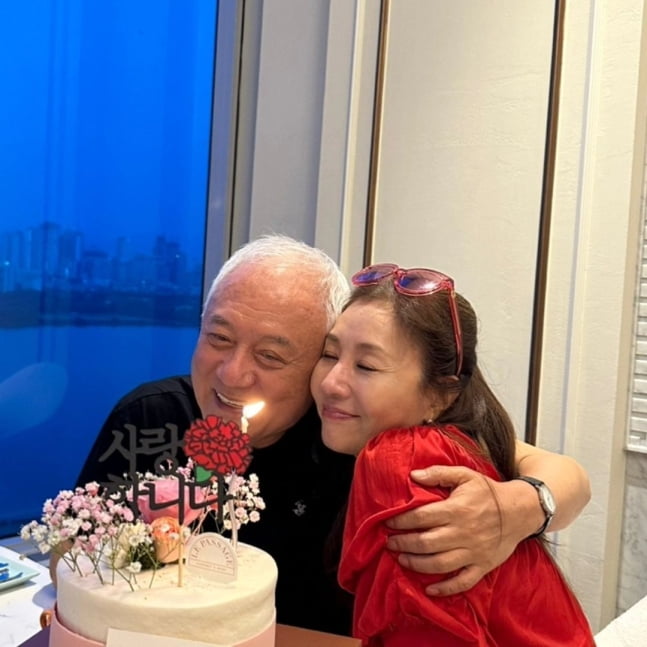 최명길♥김한길, 결혼 29주년 맞아 격한 스킨십…여전히 잉꼬부부