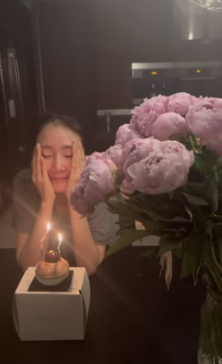 최지우, 49세에도 빛나는 민낯 미모…촛불 켜놓고 행복한 생일파티