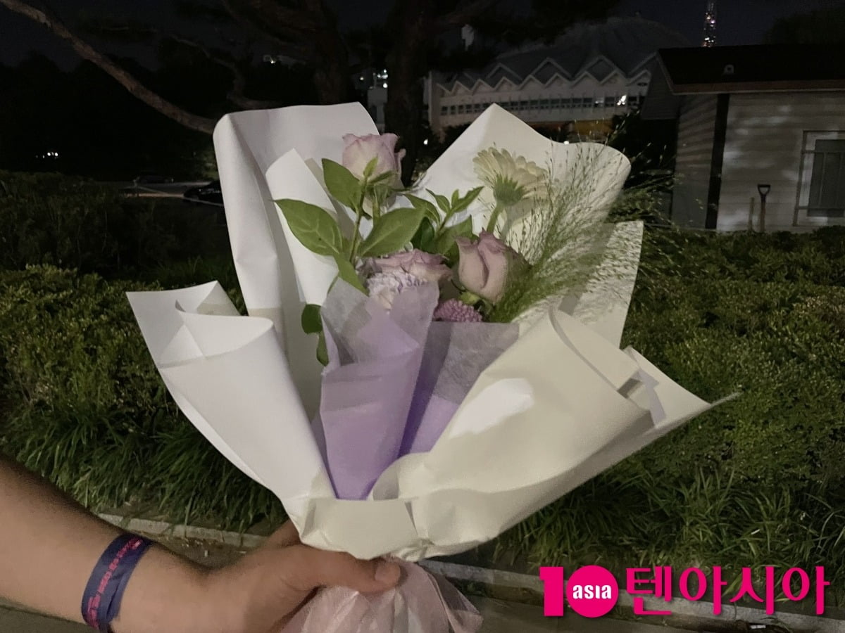BTS 진이 아미에게 선물한 보랏빛 꽃다발/ 사진=김지원 기자