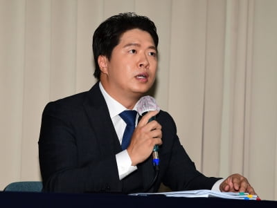 [TEN포토]박세리 기자회견에서 설명하는 김경현 변호사