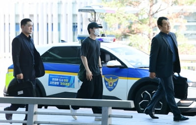 도경수, 특급경호 받으며 출국[TEN포토]