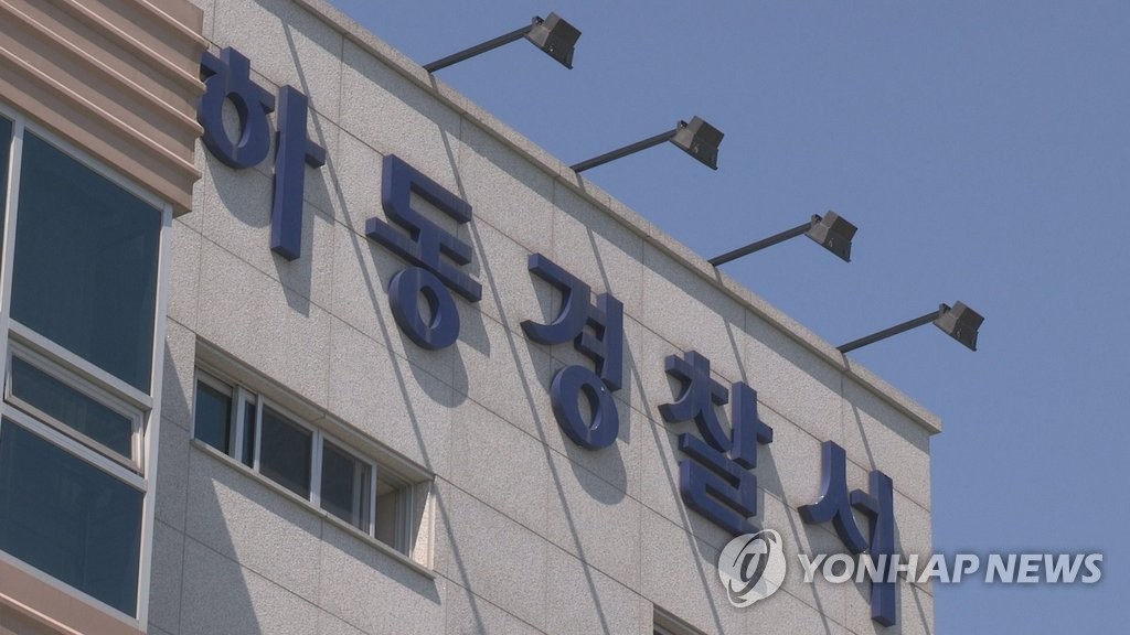 무심코 버린 담배꽁초로 쓰레기 '활활'…경찰·주민 힘합쳐 진화