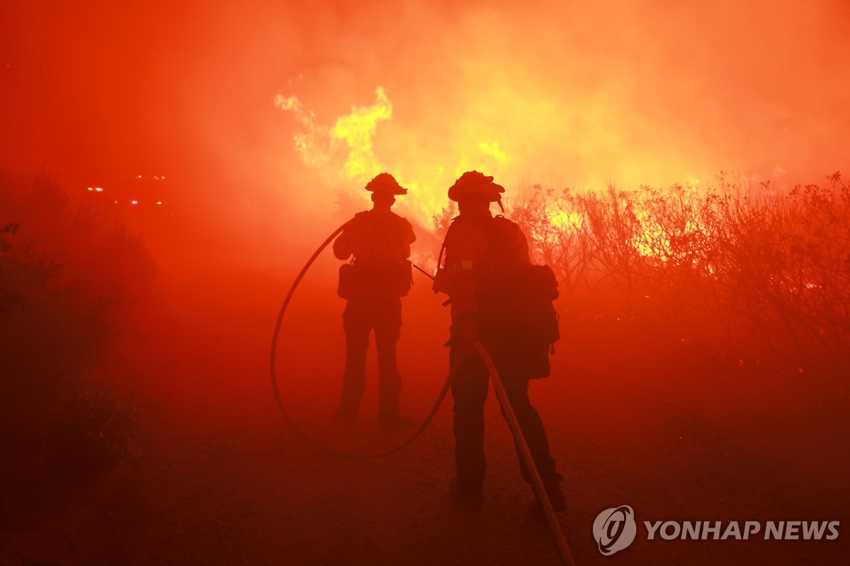 美 LA 북서부에 대형 산불…고온건조한 날씨 속 강풍 타고 확산