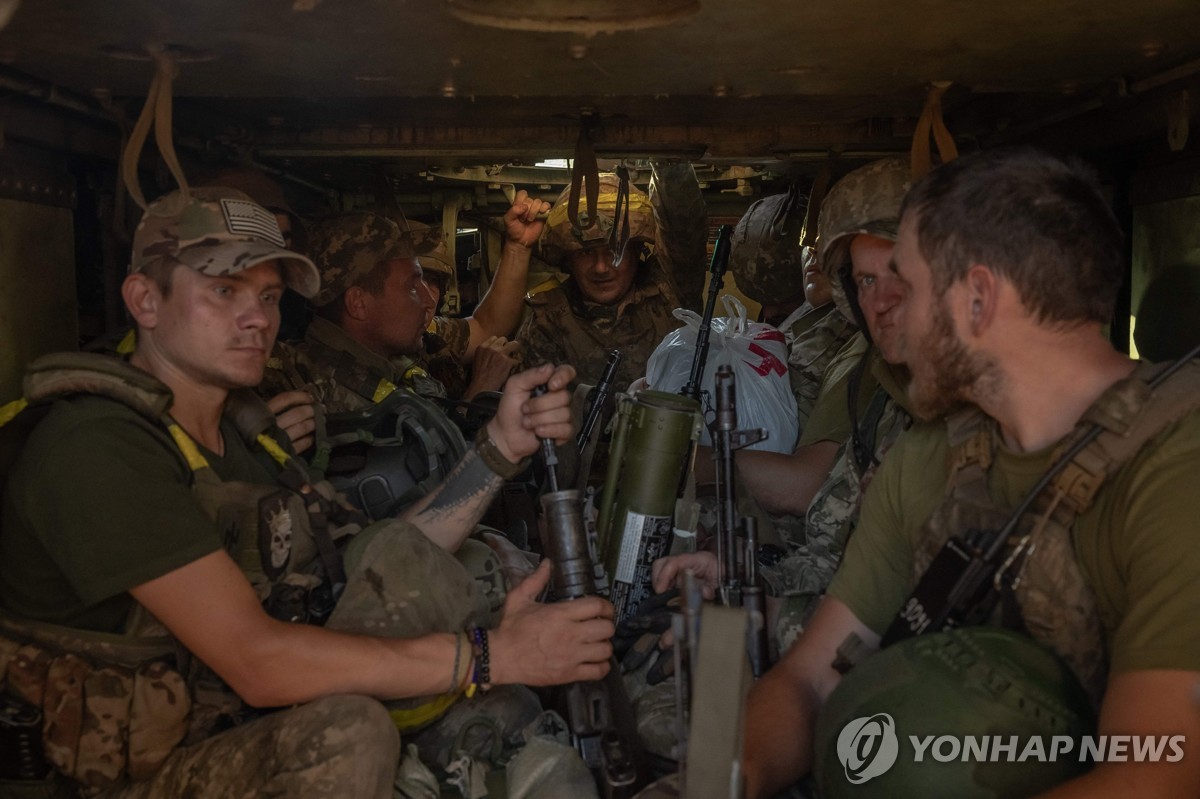 "참호에서 죽기싫어"…우크라 남성 수만명 징병 피해 잠적