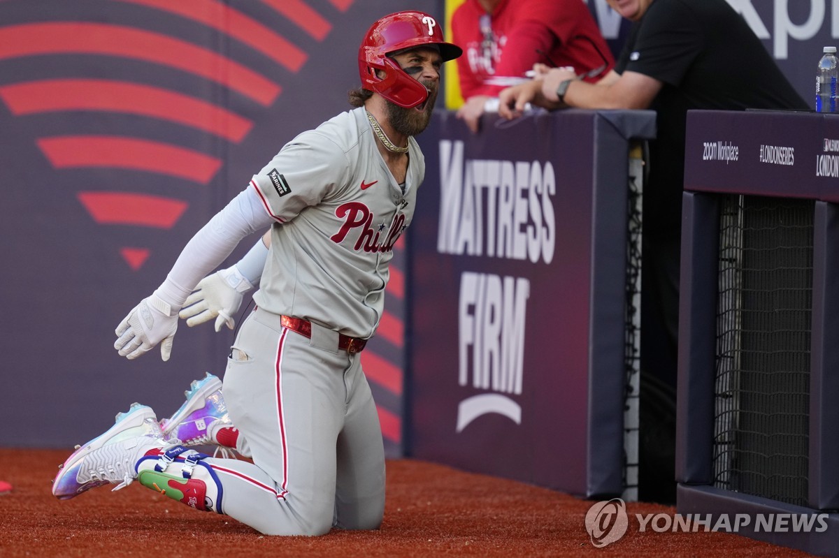 "아이 러브 사커"…MLB 하퍼, 런던시리즈서 '축구 세리머니'