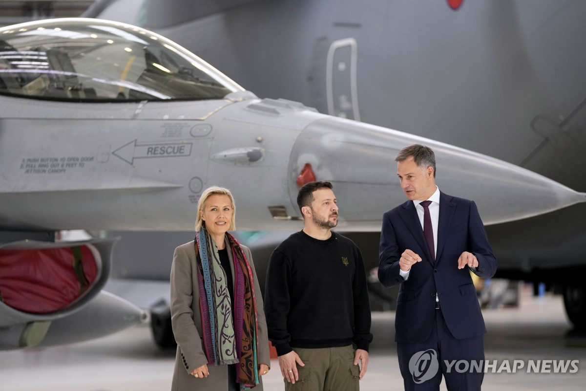 우크라 "F-16 일부는 해외 기지에"…러 "어디든 격추"