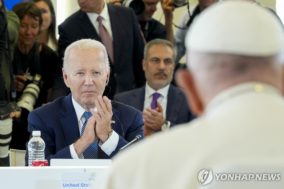 교황, G7에 'AI 킬러로봇' 금지 촉구…"인간이 통제해야"