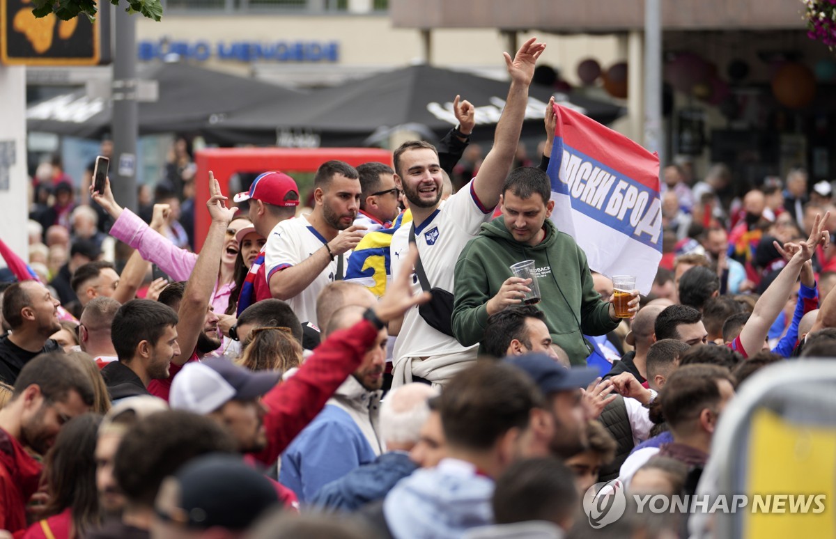 잉글랜드·세르비아 축구팬 난투극…대통령 아들도 가담(종합)