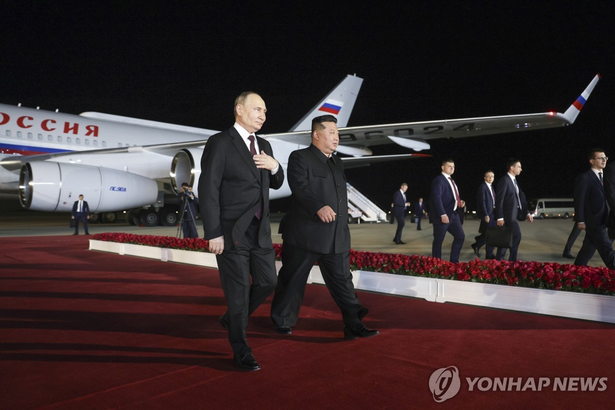 김정은·푸틴, 북러 정상회담 위한 공식행사 개시