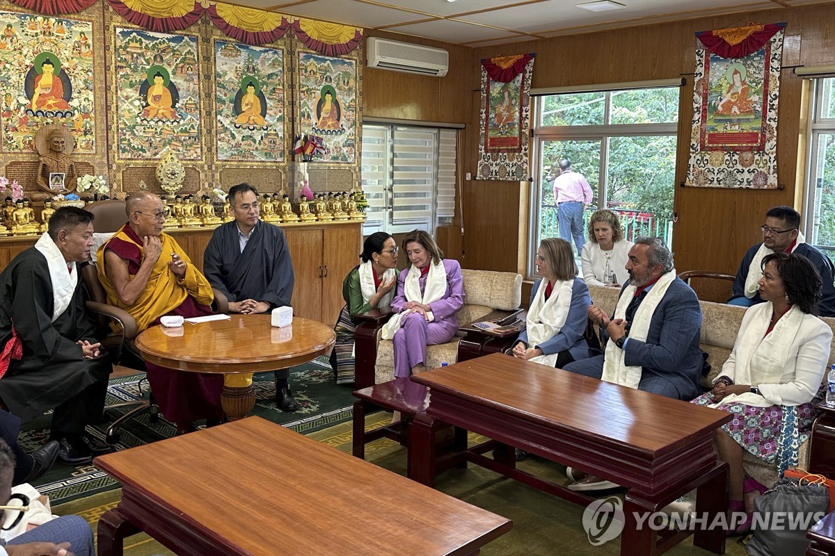 거센 中반발 뚫고…펠로시 등 美의회대표, 印서 달라이라마 회동