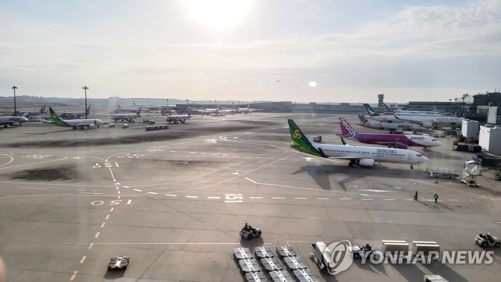 "美화물기 이륙 직후 엔진에 불"…日나리타공항 회항 비상착륙(종합)