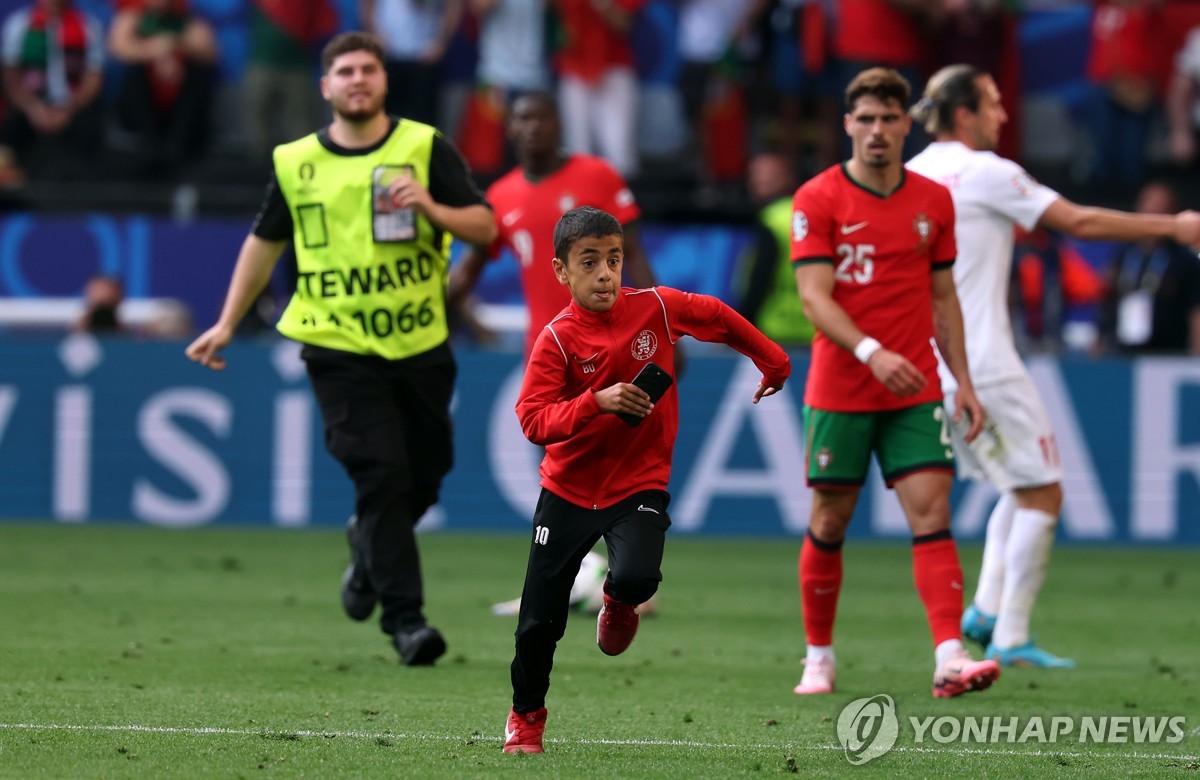 호날두와 셀카 찍자!…UEFA, 유로2024 경기 '관중 난입' 조사