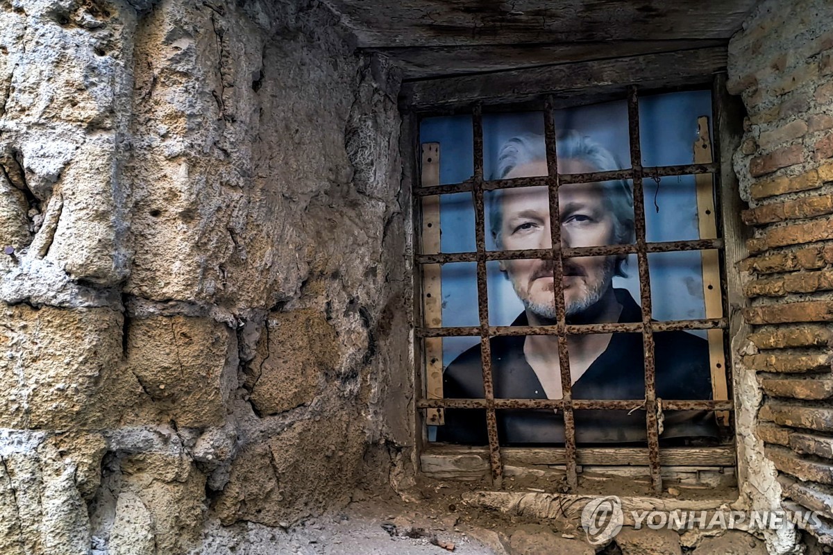 '위키리크스' 어산지, 英 교도소 떠나 사이판행…"자유다"