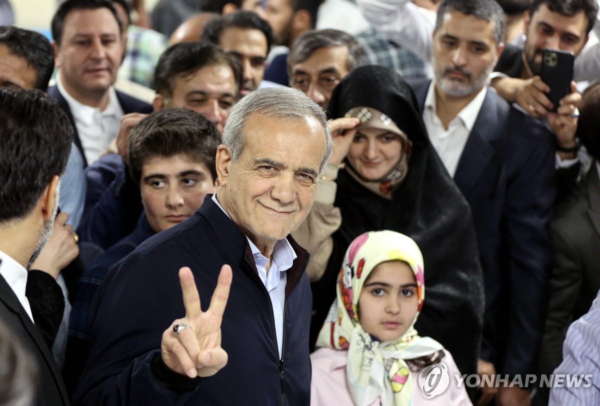 [2보] 이란 대선 '이변'…개혁파 후보 1위로 결선 진출