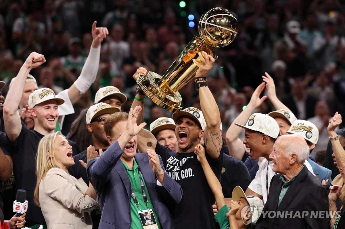 선수로는 무명이었던 매줄라 감독, 35세에 'NBA 우승 사령탑'