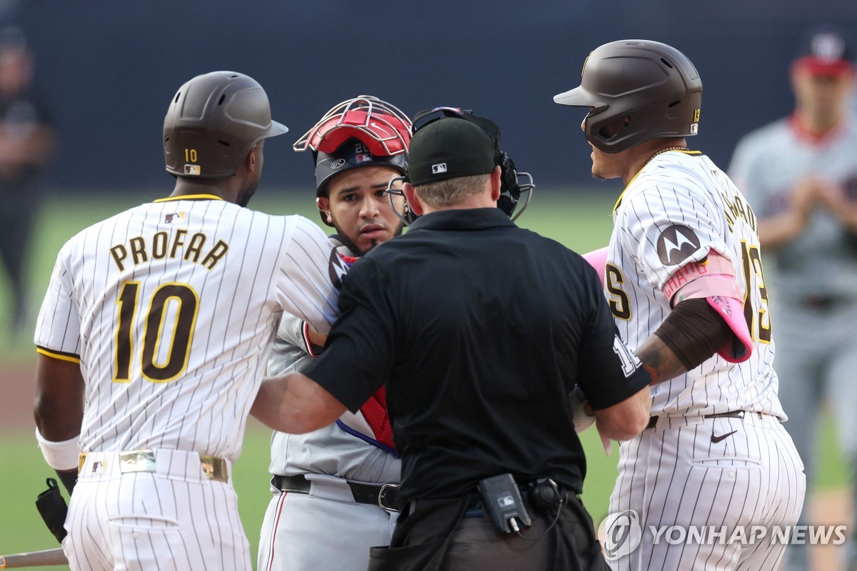 川崎主场4-0泰山 赛后川崎队员向泰山球迷鞠躬