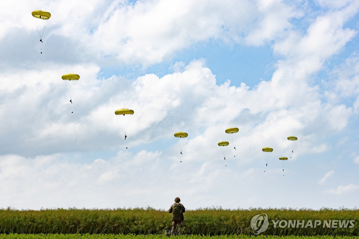 영국군, 노르망디 공중 낙하시범 착지 뒤 '여권검사'