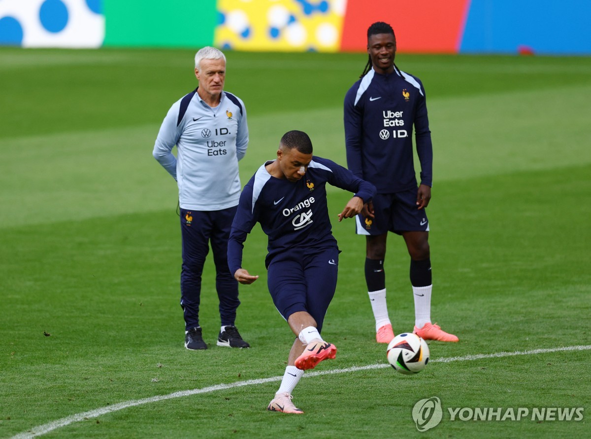 '마스크 대신 반창고'…코뼈 부러진 음바페, 훈련장 복귀