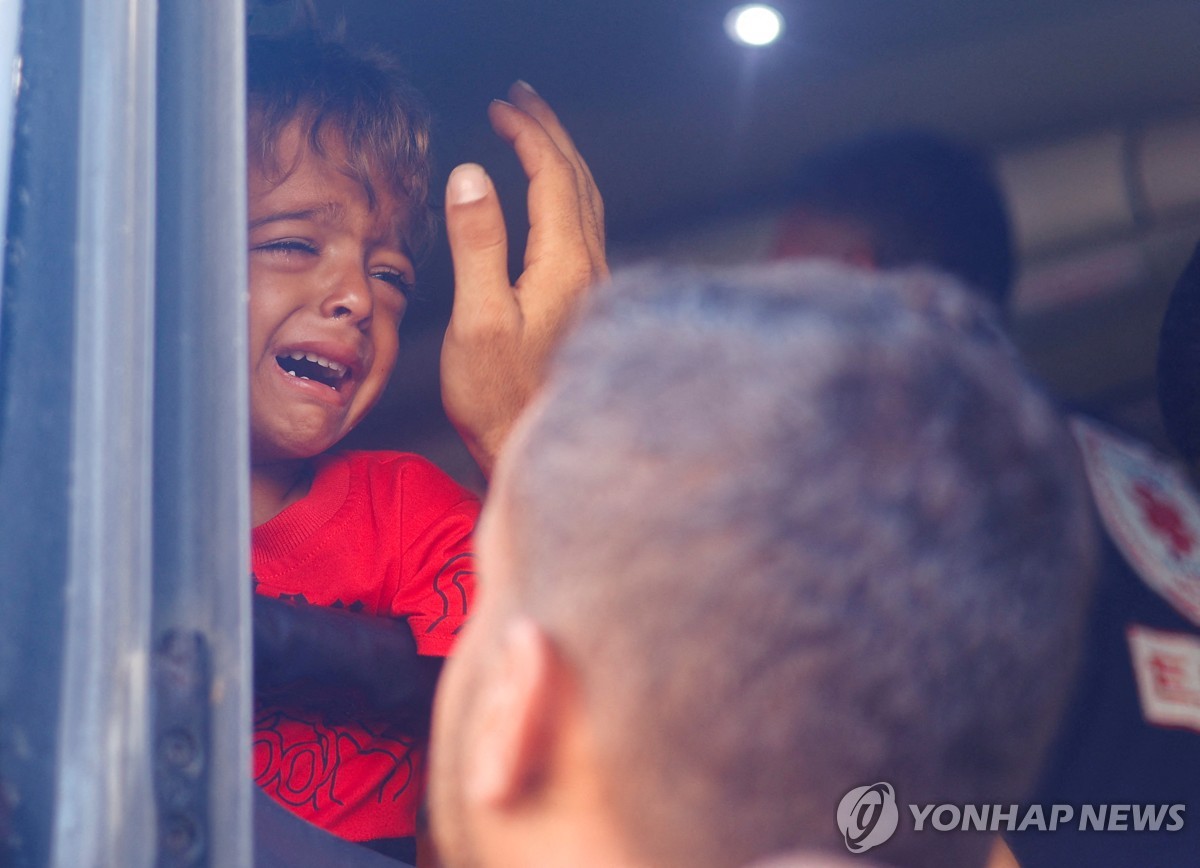 가자 중환자 어린이 19명 치료차 출국…라파국경 폐쇄 후 2달만