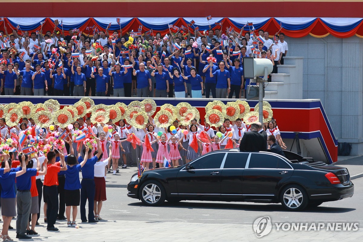 [북러 회담] 벤츠 "공식 판매 아닌데…" 제재 비웃듯 평양 퍼레이드