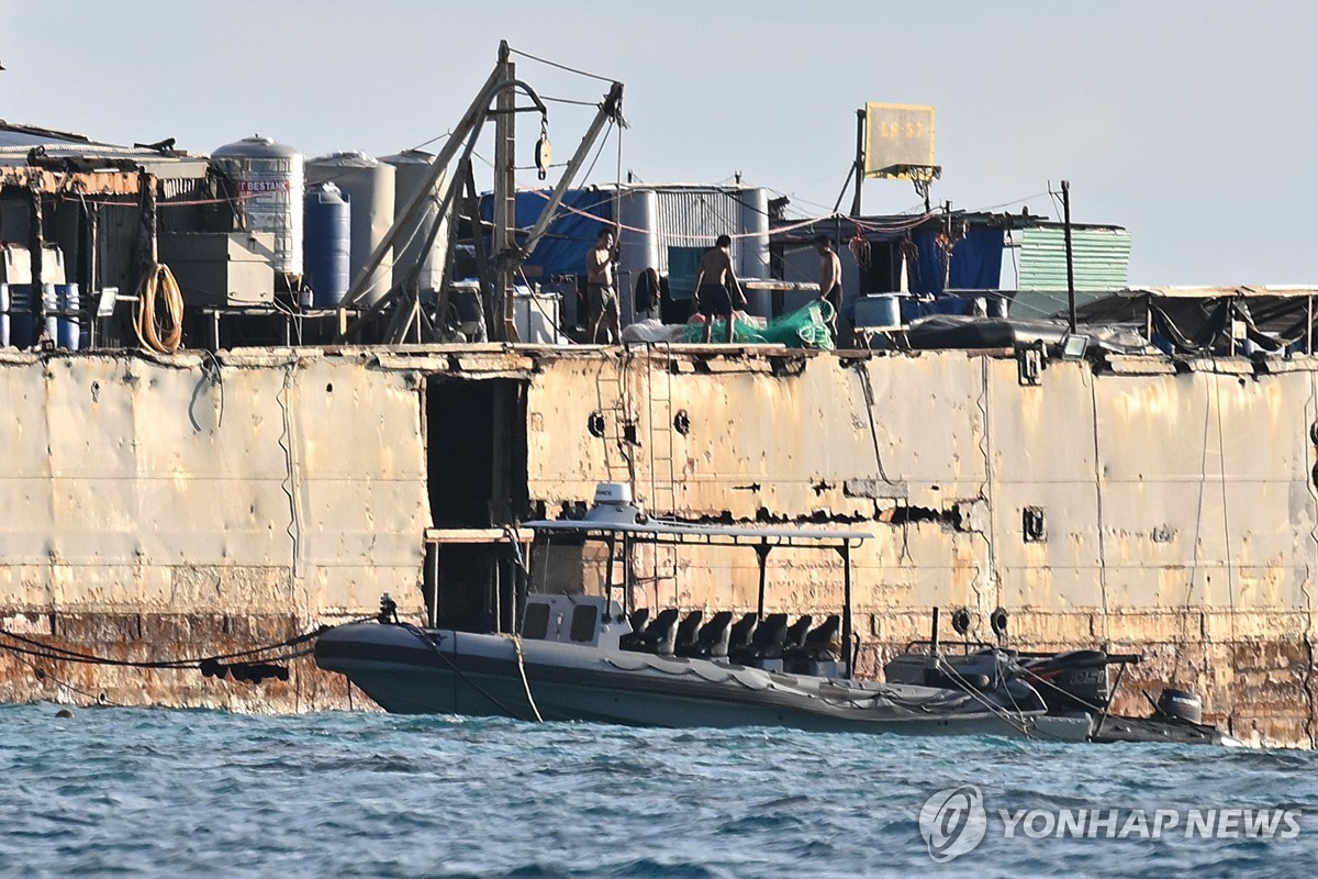 "필리핀, 남중국해 좌초 노후 군함 비밀리에 보강 수리"