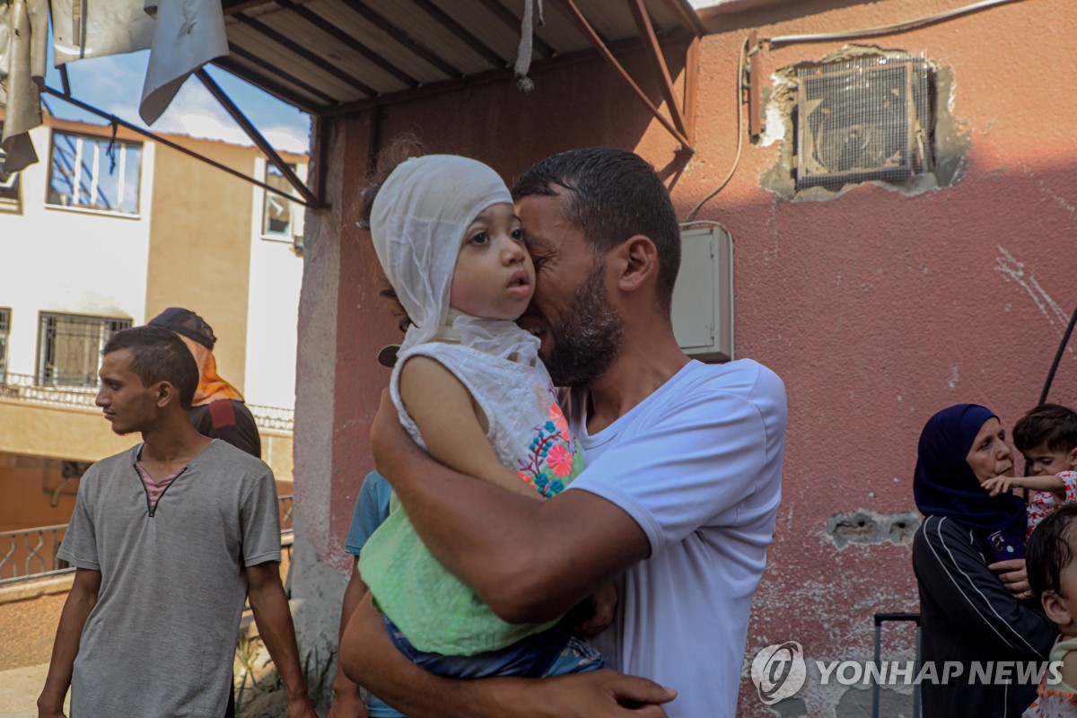 가자 중환자 어린이 19명 치료차 출국…라파국경 폐쇄 후 2달만