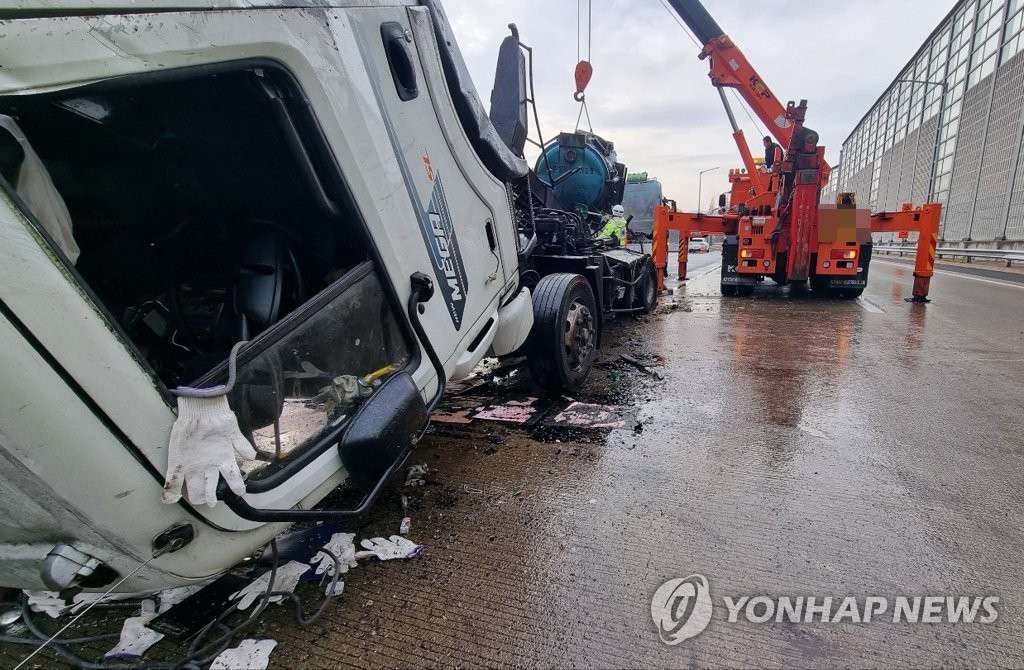 "고속도로 빗길사고 치사율 일반도로 4배"…장마철 안전운전해야