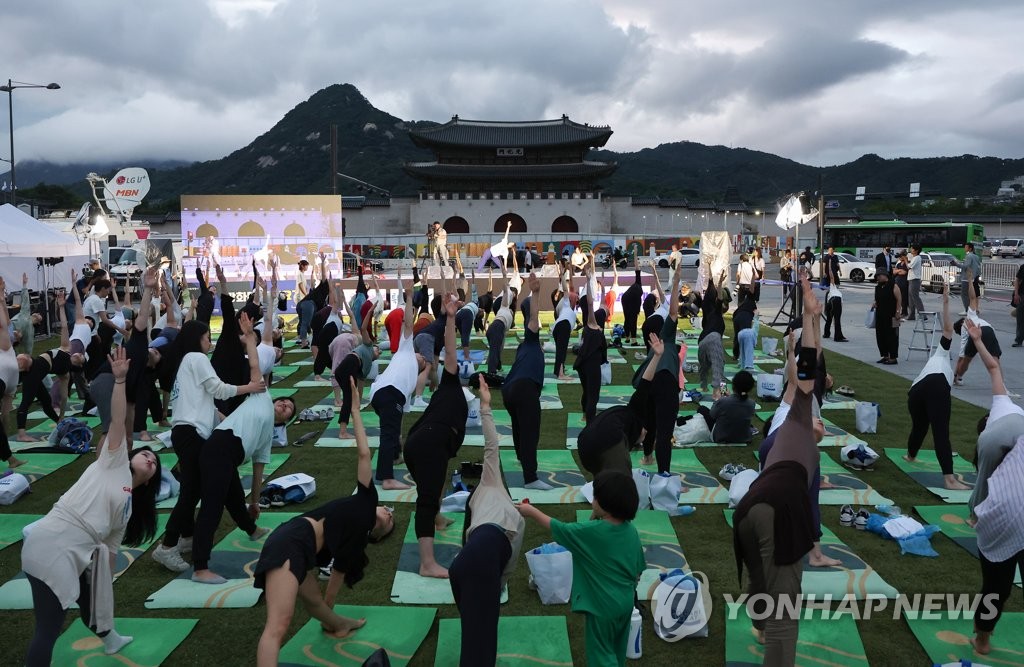 여름밤 광화문광장서 즐기는 '광화문 달빛요가' 21일 개막