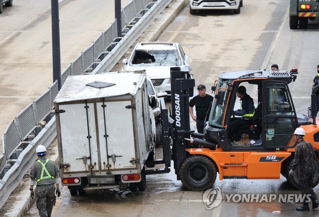 차량침수·고속도 2차사고 위험 운전자에 긴급대피 안내한다