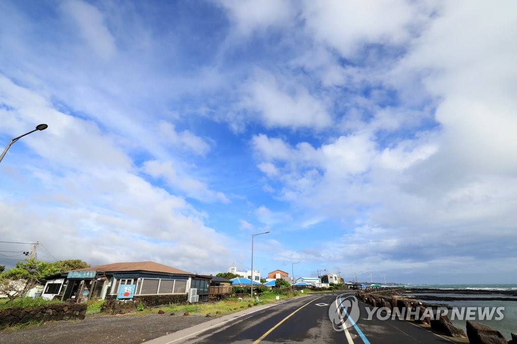 제주 구름 많고 산지 소나기…낮 최고 23∼26도