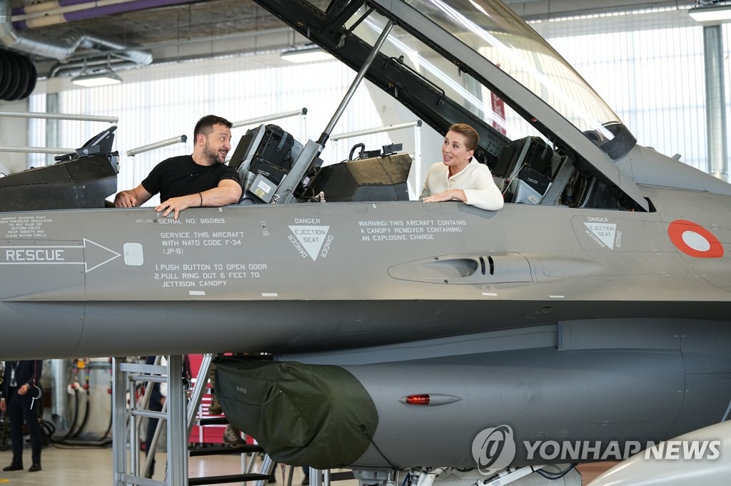 우크라 의원 "美, F-16 조종사 훈련 일부러 늦춰…겨우 20명 "