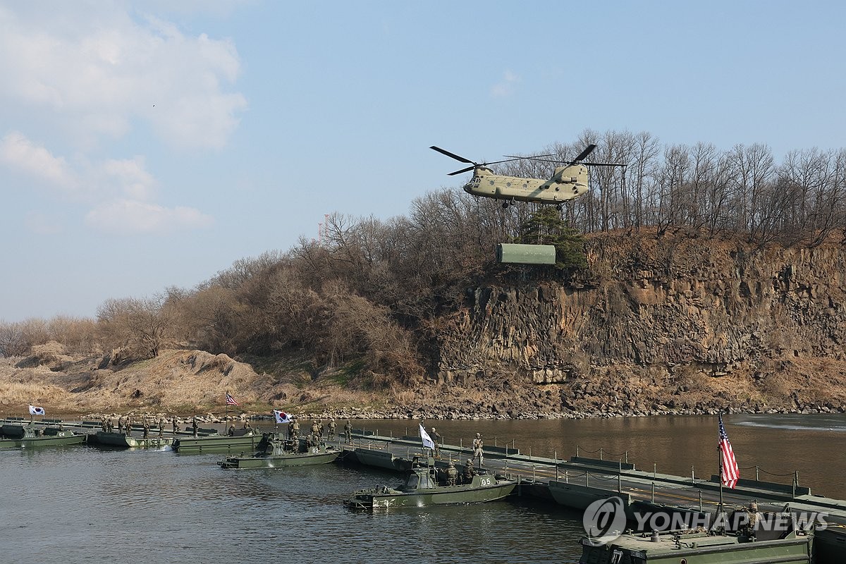 한미, 남한강 일대서 도하훈련…항공·기갑전력 243대 투입