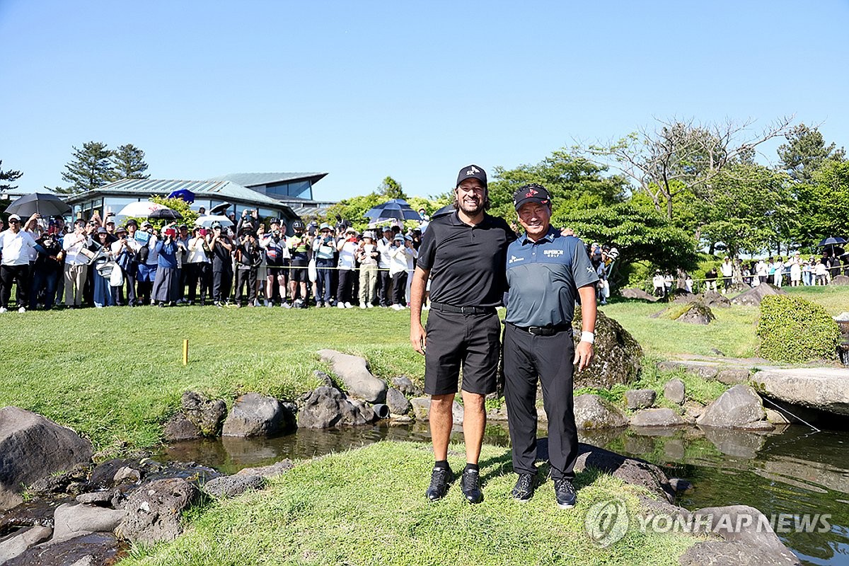 한국오픈 우승한 김민규 "물수제비 샷 뒤 최경주 선배 생각이"