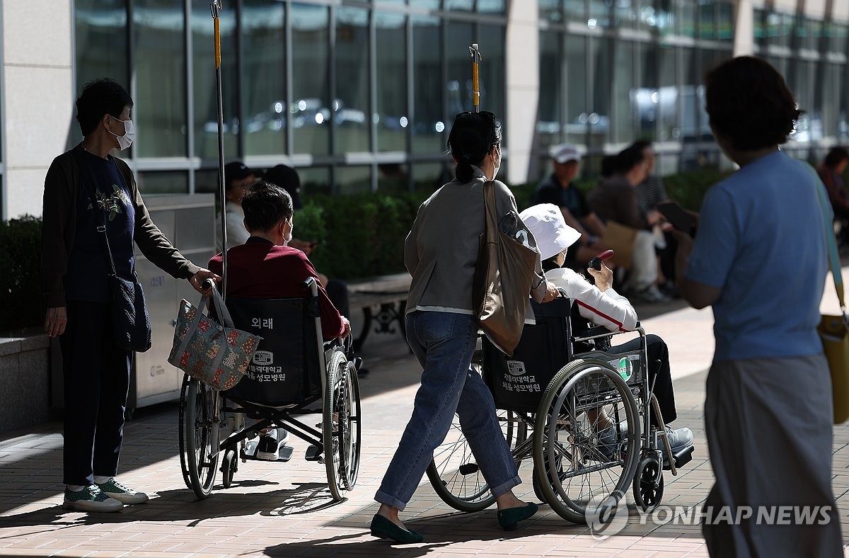 환자단체 "집단휴진, 무도한 처사"…시민단체, 공정위 고발 검토