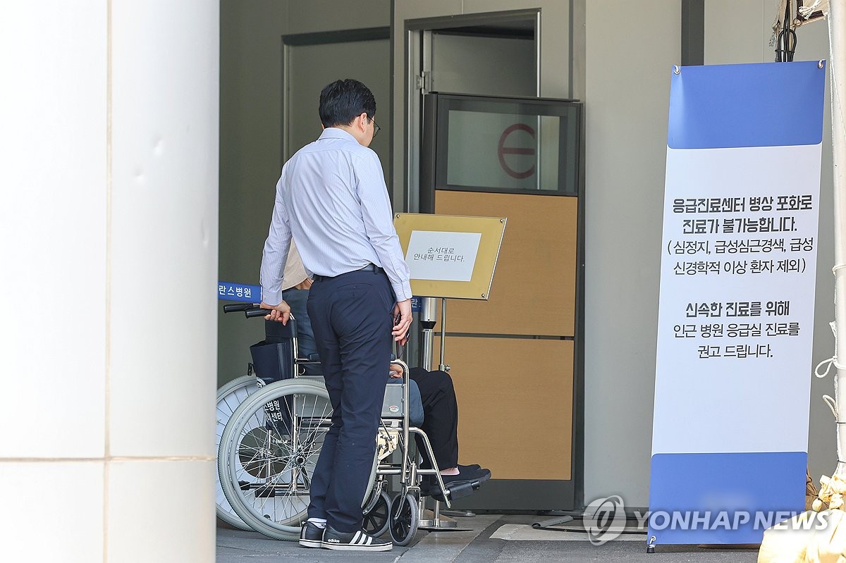 [속보] 정부 "응급실 경증환자 증가 우려스러워…경증환자 이용 자제를"