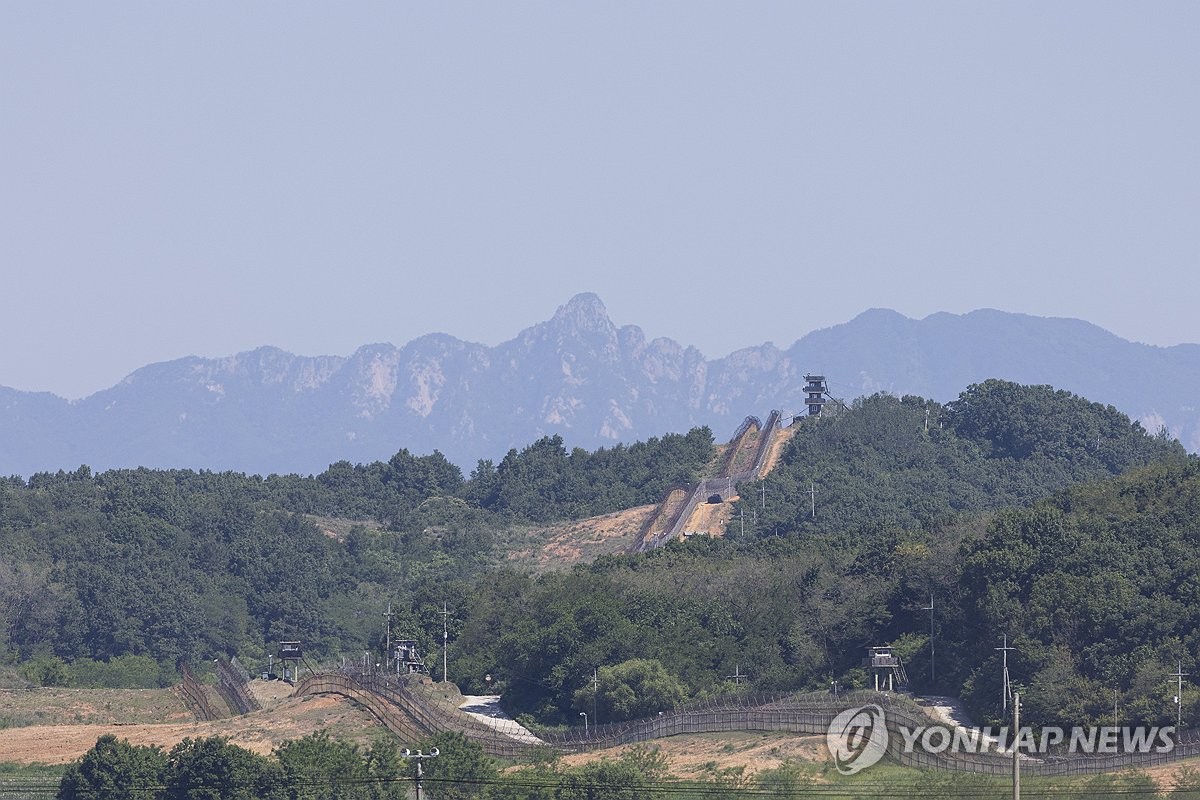 영국 BBC "북, DMZ 인근에 장벽 건설"…위성사진 공개