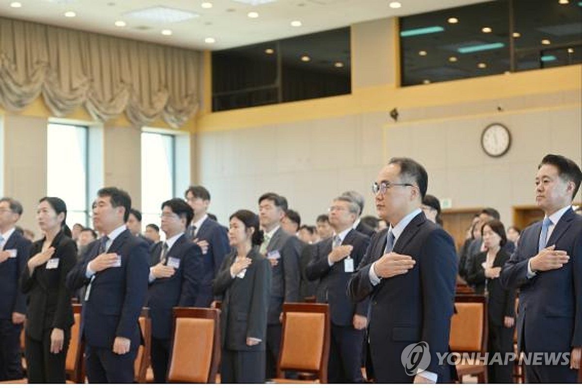 "삶이 그대를 속일지라도 노여워 말라"…시 낭송한 검찰총장