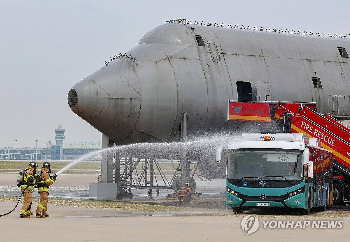 착륙하던 여객기가 활주로 이탈했다면…21개 기관 재난훈련 실시