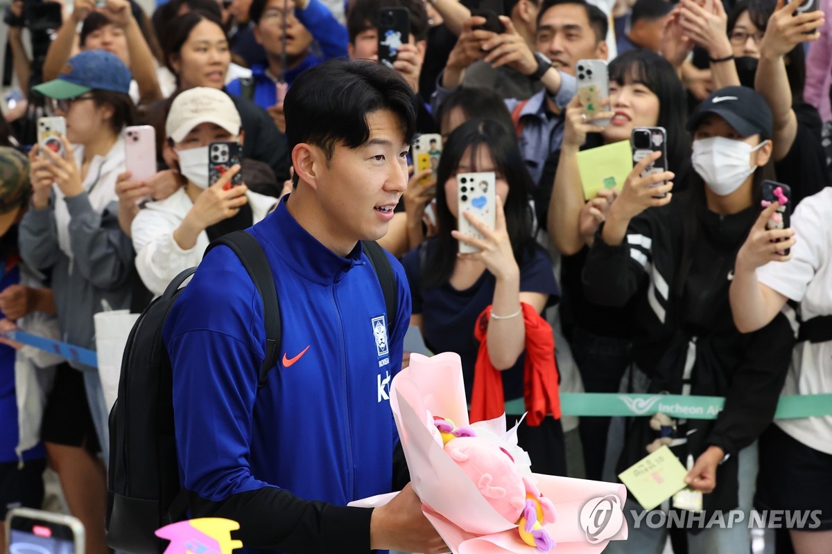 '싱가포르 대승' 김도훈호 축구대표팀 귀국…이제 중국전 준비(종합)