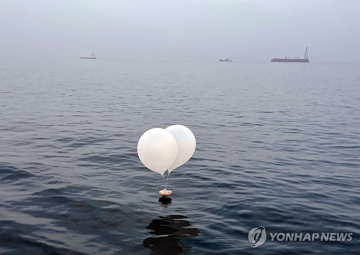 수도권 오물풍선 신고 잇따라…중국어 적힌 종이도 발견(종합)