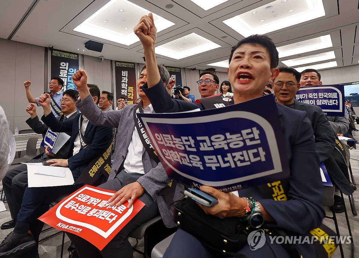 환자단체 "집단휴진, 무도한 처사"…시민단체, 공정위 고발 검토