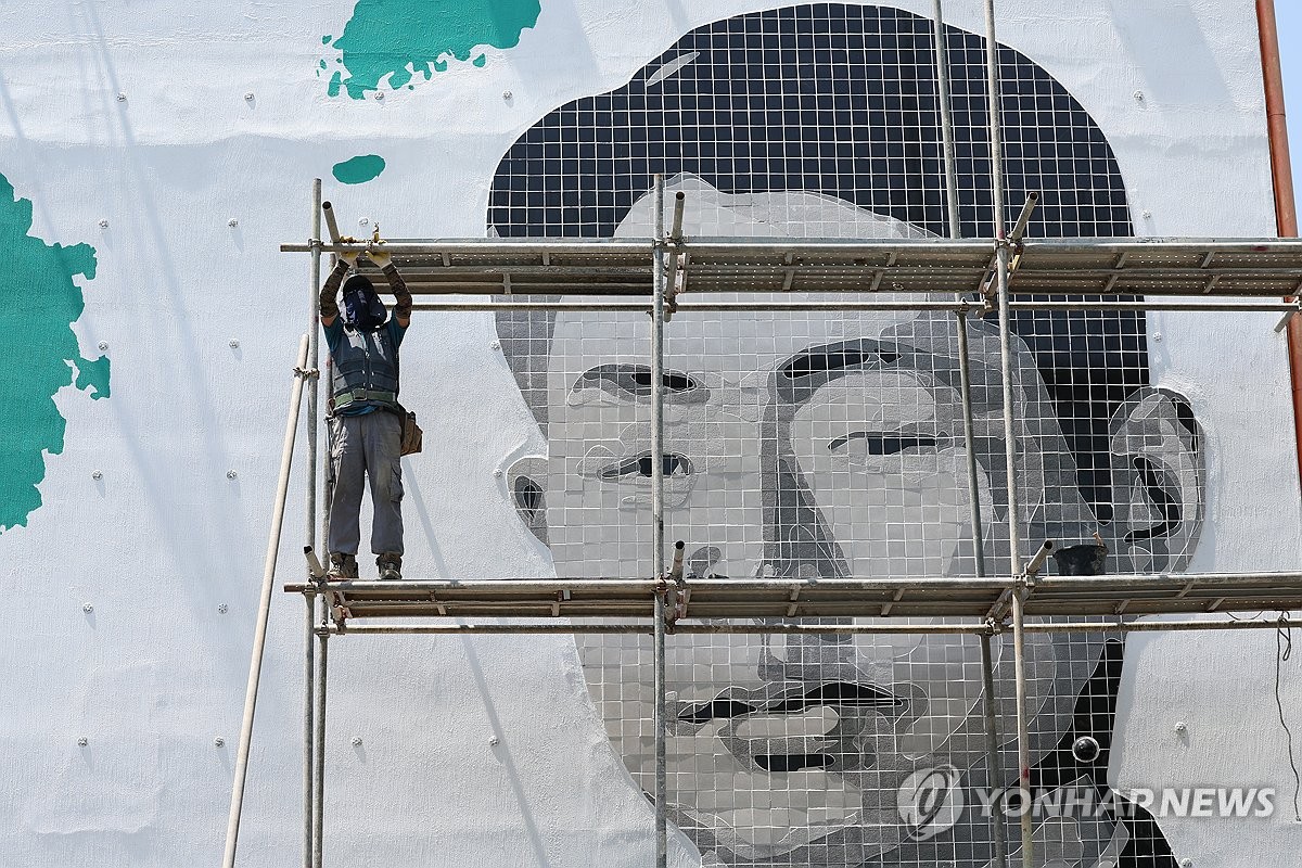 전남 화순군, 능주초 '정율성 초상화' 철거 착수