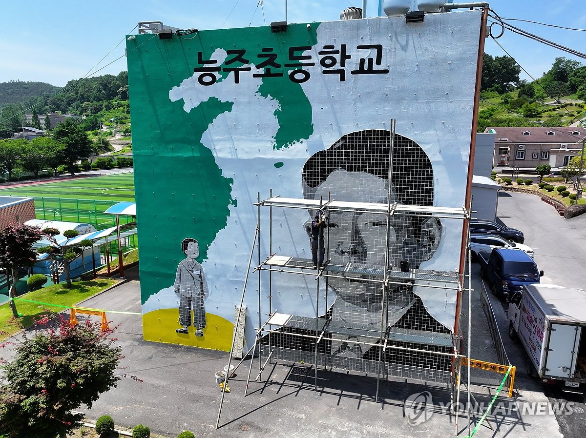 전남 화순군, 능주초 '정율성 초상화' 철거 착수