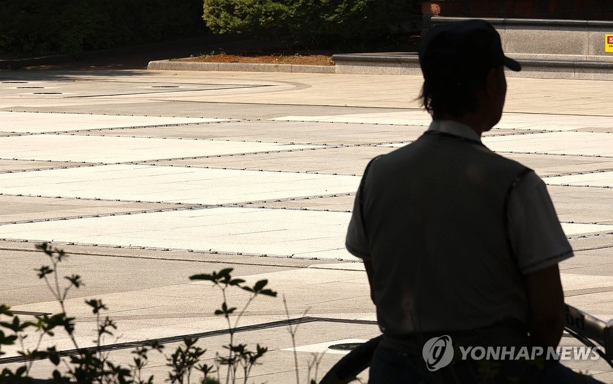 "오늘은 바람도 없네요"…때 이른 폭염에 전국 곳곳 '신음'