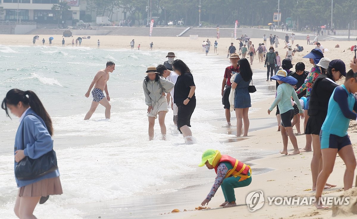 "오늘은 바람도 없네요"…때 이른 폭염에 전국 곳곳 '신음'