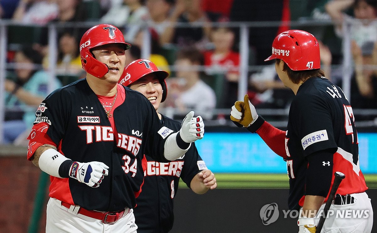 '통산 최다 루타 1위' 최형우 "꾸준하게 잘 달려온 것 같아"