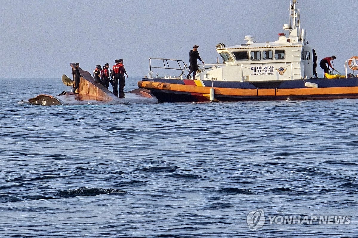 "경적 울렸지만…" 조업 중 날벼락…부유물 잡고 구사일생